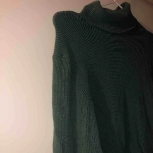  - Tight grön långärmad polo