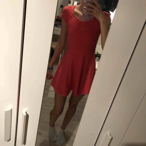  - Fint klänning från Hollister, använd enstaka gånger. Köparen står för frakten, möts upp i Stockholm City eller Huddinge 