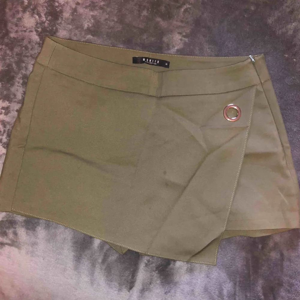 Unika snygga gröna shorts. De har en flärp där fram så att det ser ut som en kost kjol! Super fina men har en liten fläck där fram som syns på bilden, därför det billiga priset👍🏼. Shorts.