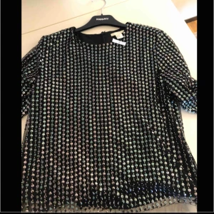  - Festtröja med paljetter, helt ny aldrig använd prislapp på . 