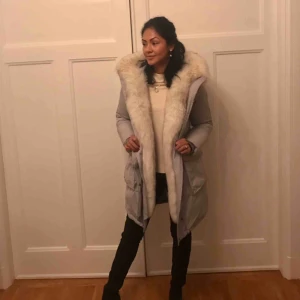  - Jacka med pälskrage och insidan av jackan som värmer även bröst och mage. Jackan har 4 ytterfickor och 3 innerfickor. Jackan är enbart 1år gammal!! Nypris 12000kr säljer den för 8000kr. Storlek M.