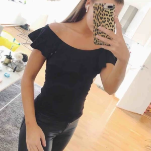  - Super söt off shoulder tröja i storlek M.