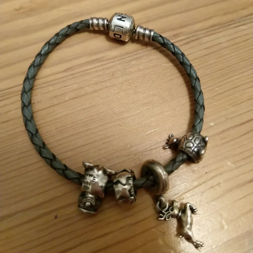 Pandora armband med 4 berlocker. Längd 17cm. Köparen står för frakten. Berlock 50:-/st. Köparen betalar frakten. . Accessoarer.