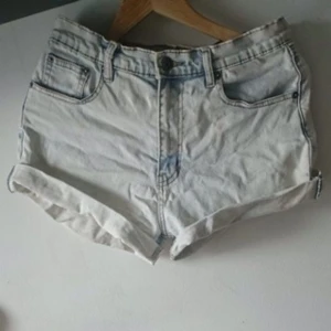  - Shorts från weekday strlk S men skulle nog säga att de passar en M bättre
