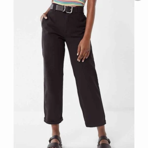  - Säljer mina sjukt snygga dickies cropped cuffed work pants!! Nypriset är cirka 500-600kr och dom är helt oanvända 💖💖🥰 sitter som en 25