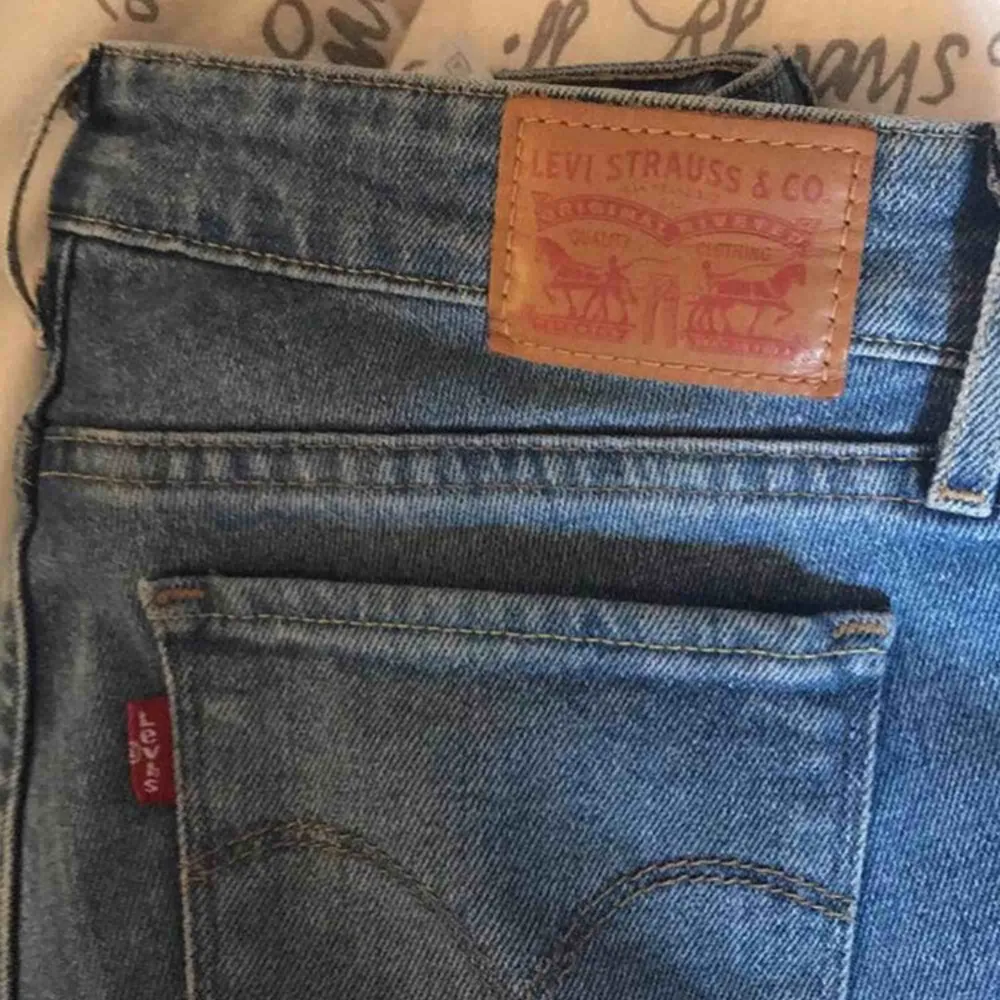 levis jeans i modell 711, kan frakta men då betalar ni frakten💙💙💙. Jeans & Byxor.