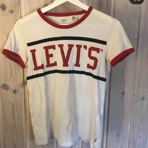  - levis t-shirt