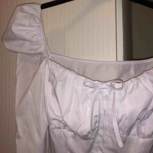  - Superfin oanvänd tröja köpt på NA-KD, finns ingen lapp inuti men skulle uppskatta till 36/S. Saknar två knappar på ärmen annars är den felfri. Säljer då den är för liten för mig. Kan mötas upp i Malmö annars står köparen för frakten 🦋💖