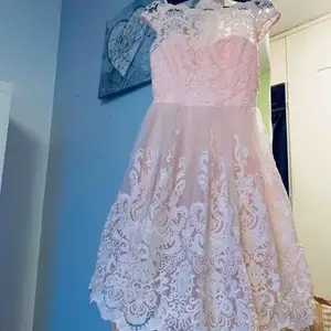 Jag säljer min klänning som jag använde bara en gång på bröllopet. 
