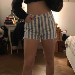  - Sköna randiga jeans med lite stretch. Fint skick. Köparen står för frakt:)