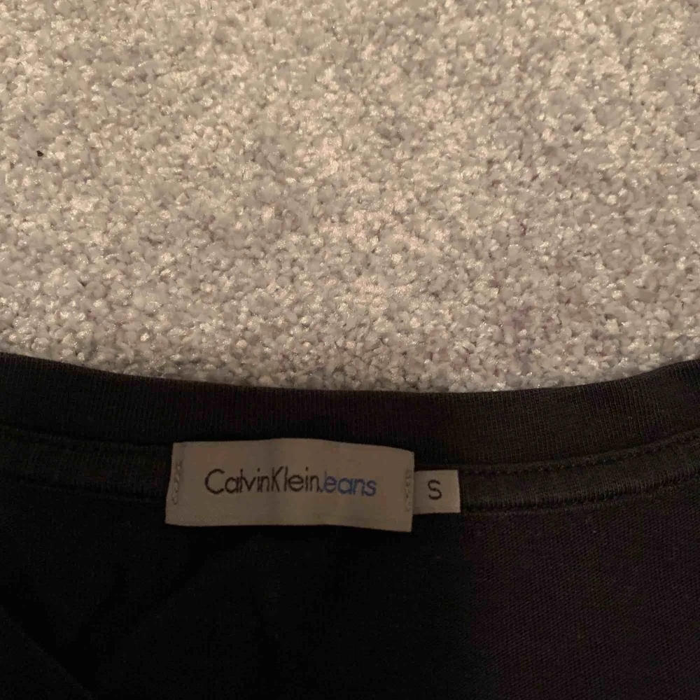 Calvin Klein tröja i storlek S (passar XS och M) . T-shirts.