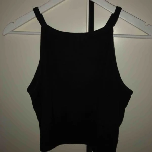  - Linne med hög hals. 