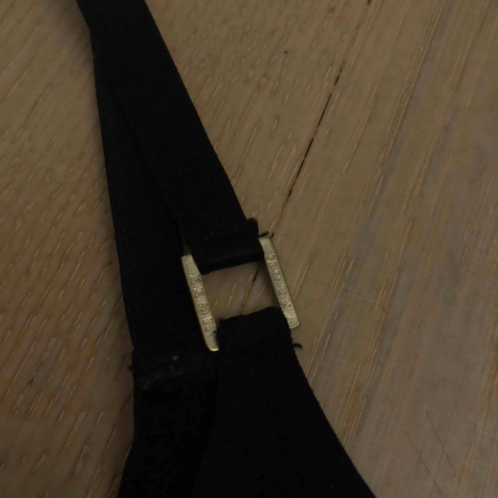 Säljer mitt bedårande svart linne då det inte kommer till användning längre. Den har små silver detaljer på banden och urringningen är lite lös så den sitter otroligt snyggt över brösten. Använd väldigt sparsamt❤️ Frakt: 42kr. Toppar.