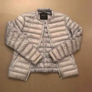  - Nytt billigt pris, peakjacka i damstorlek!