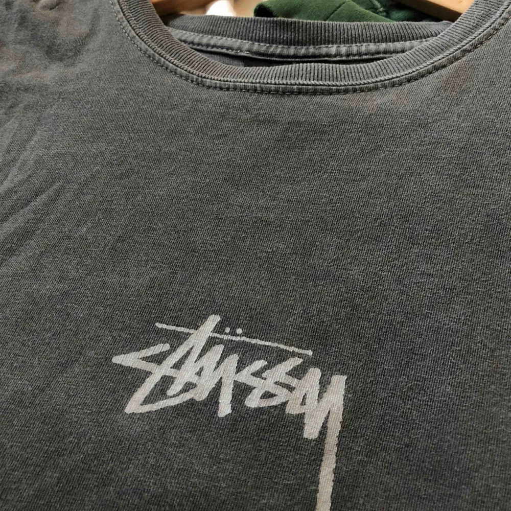 Long Sleeve T-shirt från Stussy, sparsamt använd. Färgen är mörkgrå lite melerad😁. T-shirts.