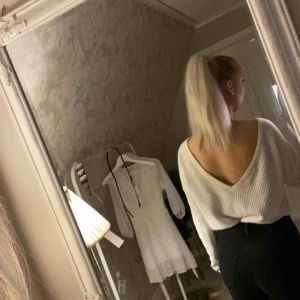  - Vit stickad tröja från NA-KD, jättefin i ryggen :)