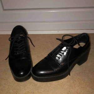  - Fina skor från Zara Trafaluc i storlek 37. Säljer pga liten storlek. Använd ett fåtal gånger