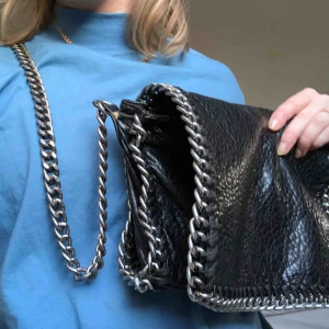  - Tiamo väska svart med silvriga detaljer. Möts gärna upp, annars tillkommer en liten fraktkostnad :)