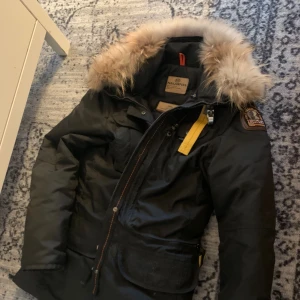  - Modellen heter denali, i superfint skick  Haft ute innan men sänker nu priset då den bara hänger 😬vid snabb och smidig affär kan priset sänkas lite!