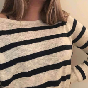  - Blå vit Randig tröja från Esprit, strl M. Relativt gammal men fortfarande i bra skick (köparen står för frakt)☺️