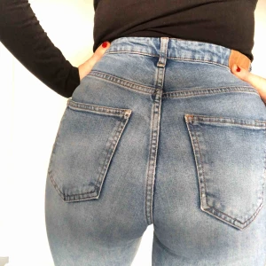  - Dem hör läckra momjeansen är inköpta på Gina för typ 3 år sen. De är välanvända, därför det billiga priset. Men !! De är inte slitna och håller definitivt måttet 💘 frakten går för 60 kr :))