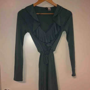  - Klänning i knähöjd, använd 1 gång och i mycket gott skick. 