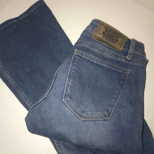  - Ljusblåa bootcut jeans från crocker i storlek 27/31, använda fåtal gånger. Sitter perfekt på mig som är ca 165 lång, köparen står för frakten!🌟