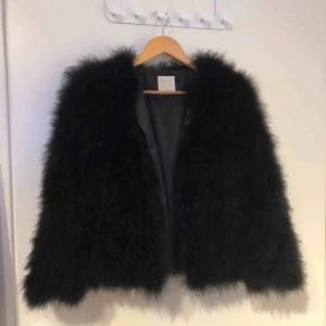  - Pello Bello pälsjacka av strutsfjädrar, ordinariepris 1500:- använd 3 gånger, ena armen har dock blekts av solen då den stått vid fönster. Detta går säkert att åtgärda genom färgning, dock vet jag inte hur.