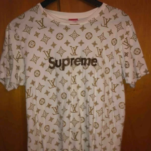  - Oversized supreme tröja i kollektionen med Louis Vuitton. Skön feel, snygga guld detaljer. Nästan aldrig använd och bara ett par år gammal. 