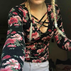  - Säljer min favorittröja pga inte min stil längre. Superfin blommig tröja med öppning där fram. Passar S. Frakt tillkommer!🌹