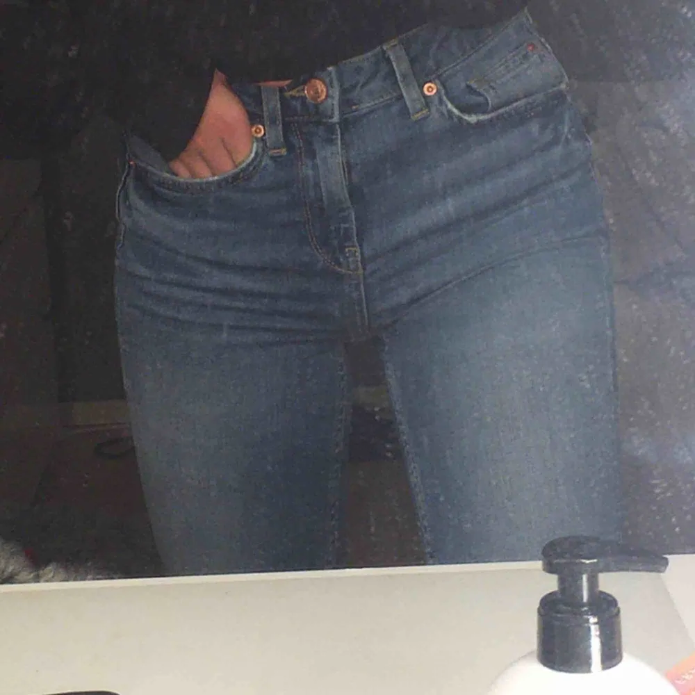 säljer mina blåa jeans ifrån Gina pga att ja tröttna på dem och att dem ej kommer till användning, som nya! skriv för fler bilder <3. Jeans & Byxor.