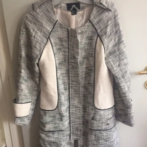  - Kappa från H&M storlek 34 men passar en 36 också! Mycket fint skick!