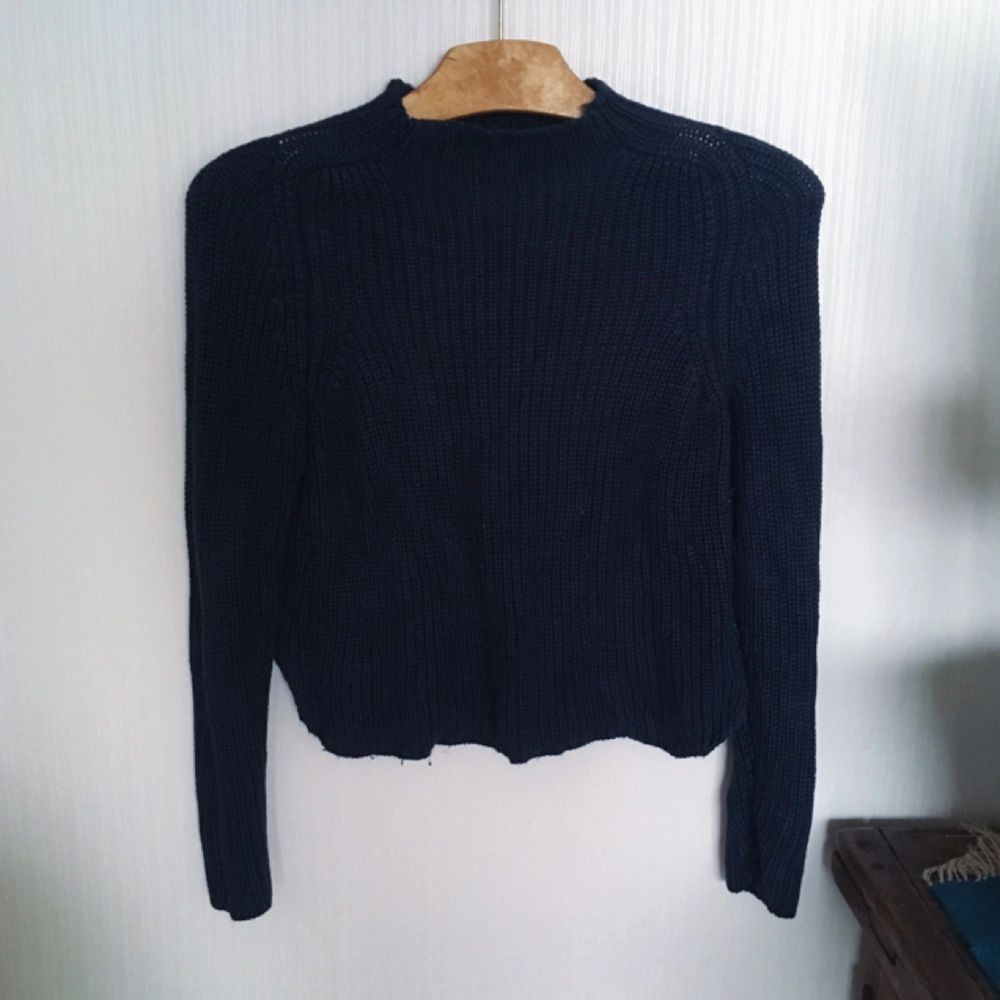 Stickad croppad tröja från American Apparel, mörkblå i färgen och inte svart som det ser ut på bilden! . Stickat.