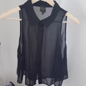  - svart transparent croptop med klädda knappar. I stort sett aldrig använd! frakt på 30 kr tillkommer🌼