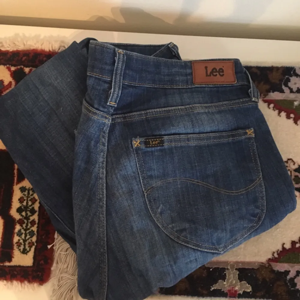 Mörkblåa jeans från Lee. Dessa är uppsydda så att de passar mig som är 160 cm lång. Frakt ingår i priset ⭐️. Jeans & Byxor.
