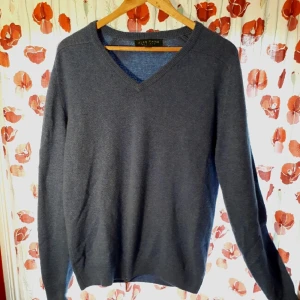 - V-ringad tröja. TOPPSKICK, helt oanvänd och kosta 1199 kr för 3 månader sen i Oxford. Sydd av materialet Lammull.  