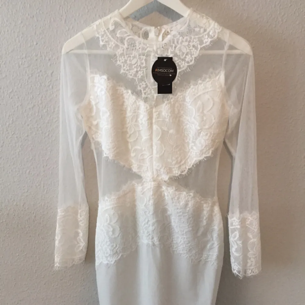 Jättefin vit klänning köpt på imso.com. Klänningar.