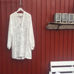  - Lätt transparent sommarblus. Superfint som strandklänning/blus. Köparen står för frakt (ca 20kr) 
