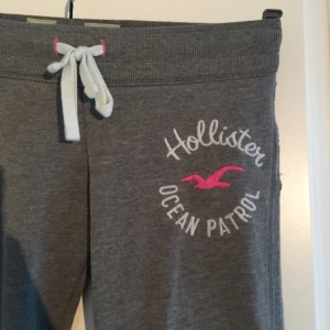  - Bootcut mjukisbyxor i stretchmaterial från Hollister stl xs 