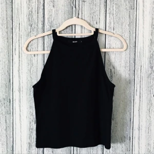  - Halterneck topp från Bik Bok i storleken L (liten i storlek, passar även S-M) säljes för 50kr inkl frakt. Betalning sker via swish. Säljes även i vitt.