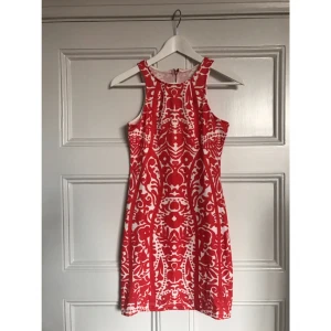  - Fin fodralklänning i bomull. Köparen står för frakten och betalning sker via swish.