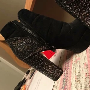  - Skit snygga glittriga skor. Strl 38, men mer som 37