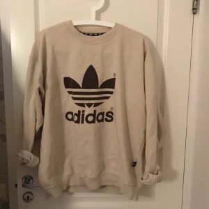  - Oversized adidas collagetröja i nude/beige, nästan aldrig använd! Supermysig och fin! Billig frakt tillkommer🍌🍌🍌🍌🍌🍌🍌
