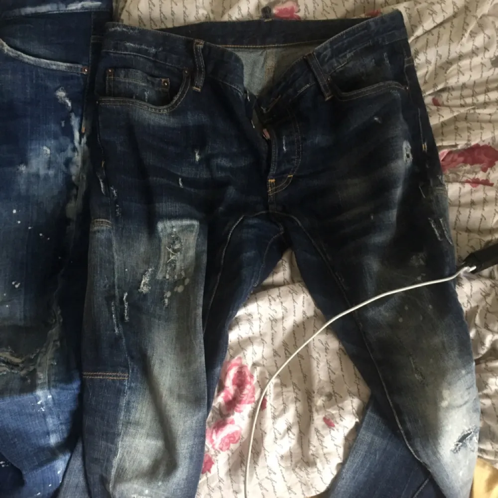 Dsquared2 jeans använda runt 5 gånger.. Jeans & Byxor.