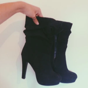  - Ett par ursnygga stövlar som passar till allt. Ger dig det lilla extra.  Vill bli av med allt, ska flytta utomlands, kolla gärna mina andra annonser!