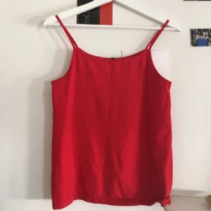  - Ett rött linne köpt från "humana secondhand"🌹 