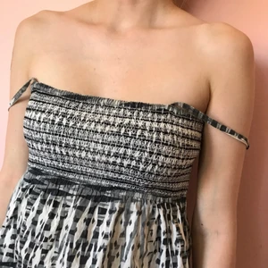  - Fin stretchig tubtop med axelband som man lika gärna kan vika  under tröjan eller klippa bort helt om man vill 💕  Jätte bra skick ✨