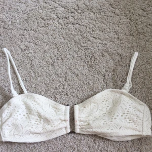  - Vit bikinitopp. Plus frakt. Betalning via swish.