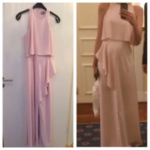  - Ljusrosa långklänning använd en gång på ett bröllop. I nyskick. Nypris 700kr. Bilden till höger är tagen i spegel och är därav spegelvänd. Köparen står för eventuell fraktkostnad och betalning görs via swish.