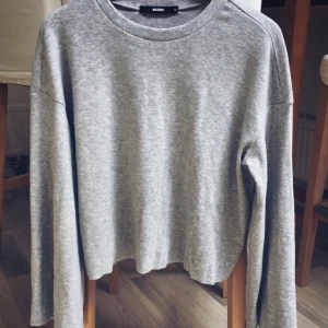  - Jätte söt tröja ifrån bikbok med vida ärmar. Använd en gång!